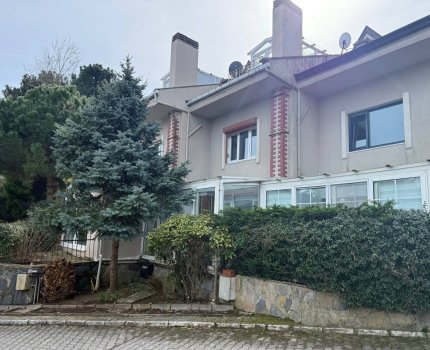 Zekeriyaköy'de Site İçerisinde Kiralık 3+1 Villa